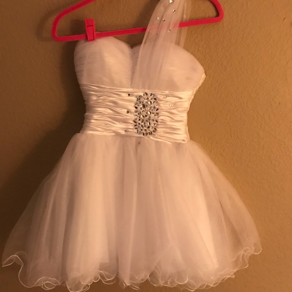 One-shoulder tulle dress with brooch